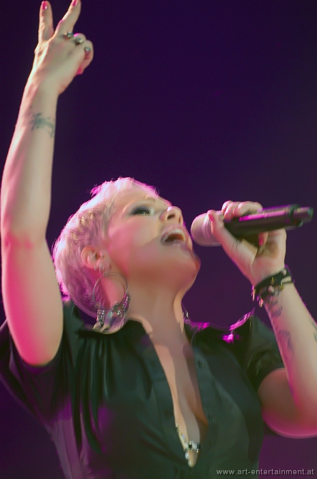 2010060654.jpg - P!NK Konzert 2010 Innsbruck art entertainment