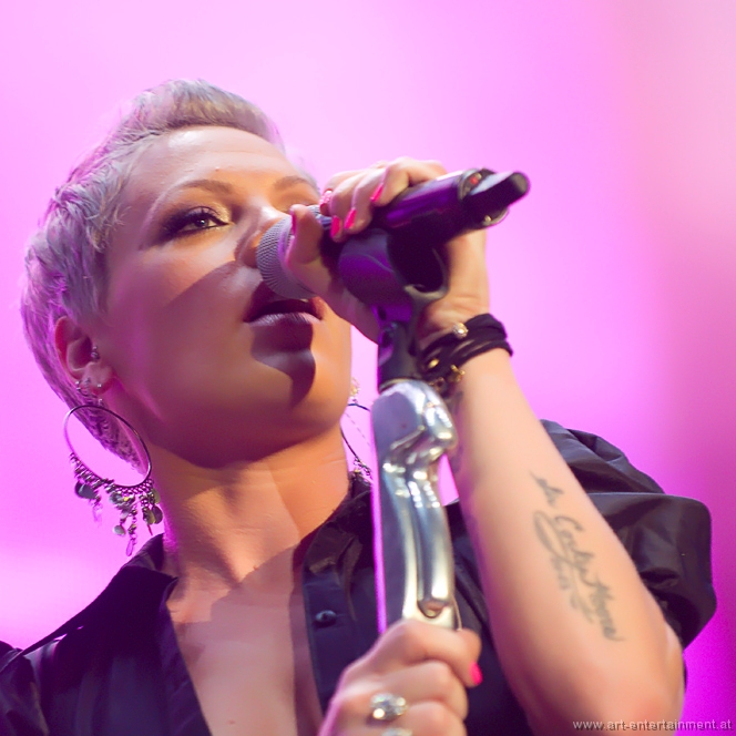 2010060679.jpg - P!NK Konzert 2010 Innsbruck art entertainment