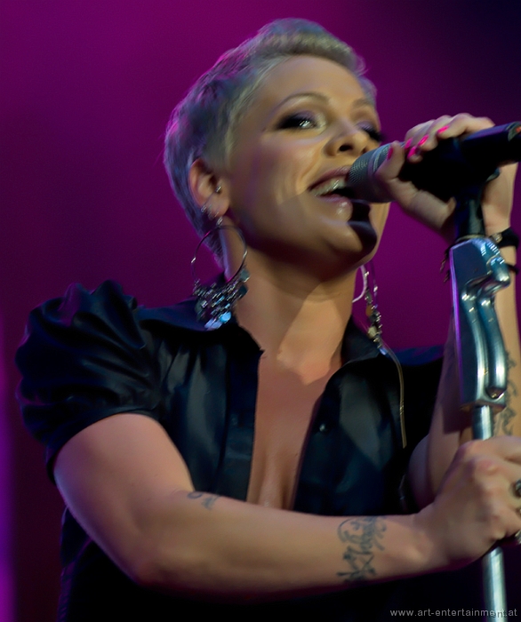 2010060689.jpg - P!NK Konzert 2010 Innsbruck art entertainment