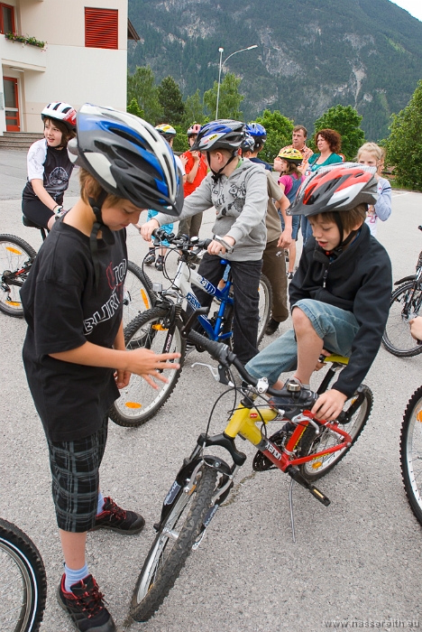 20100610084812.jpg - Alle Kinder halten jetzt ihren Fahrradführerschein in Händen!