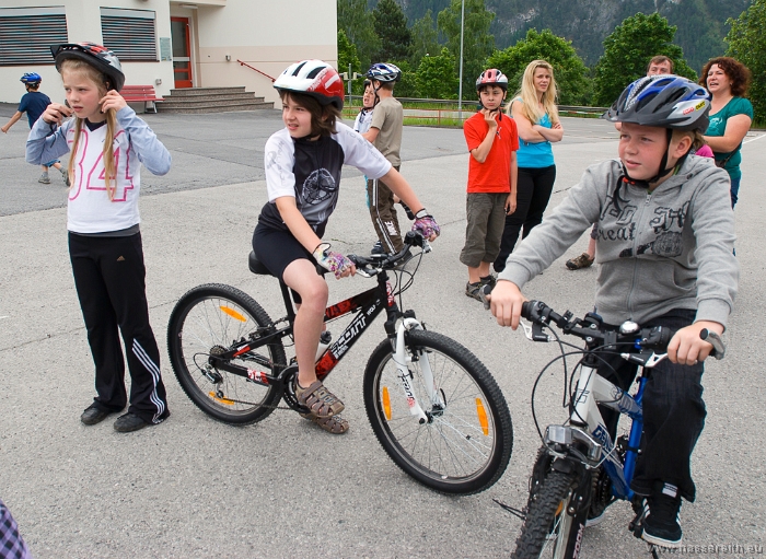 20100610084824.jpg - Alle Kinder halten jetzt ihren Fahrradführerschein in Händen!