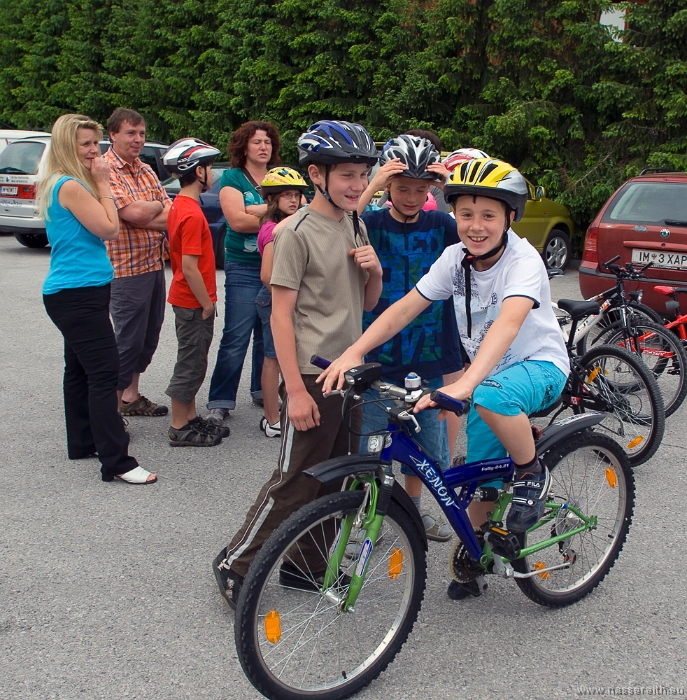 20100610085110.jpg - Alle Kinder halten jetzt ihren Fahrradführerschein in Händen!