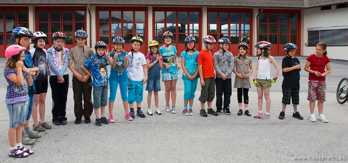 20100610090456.jpg - Alle Kinder halten jetzt ihren Fahrradführerschein in Händen!