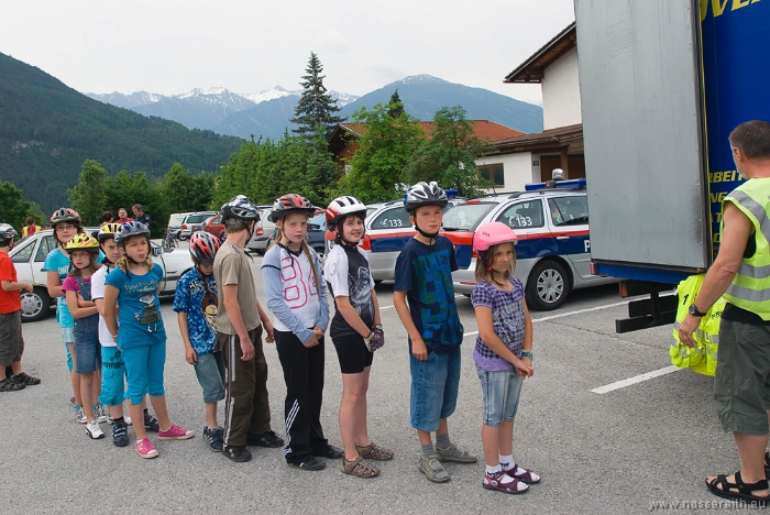 20100610091444.jpg - Alle Kinder halten jetzt ihren Fahrradführerschein in Händen!