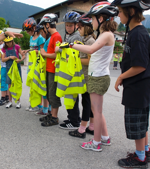 20100610091555.jpg - Alle Kinder halten jetzt ihren Fahrradführerschein in Händen!