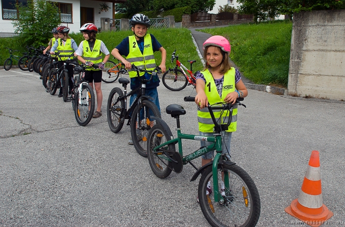 20100610092126.jpg - Alle Kinder halten jetzt ihren Fahrradführerschein in Händen!