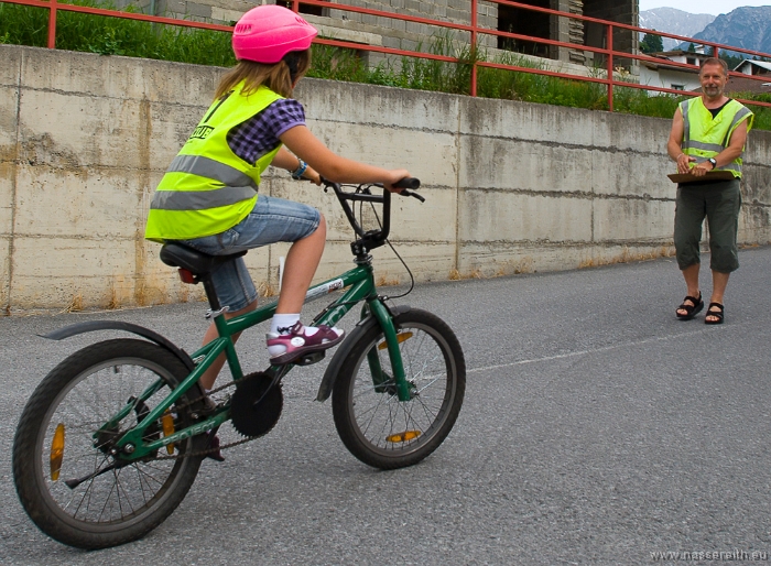 20100610092237.jpg - Alle Kinder halten jetzt ihren Fahrradführerschein in Händen!