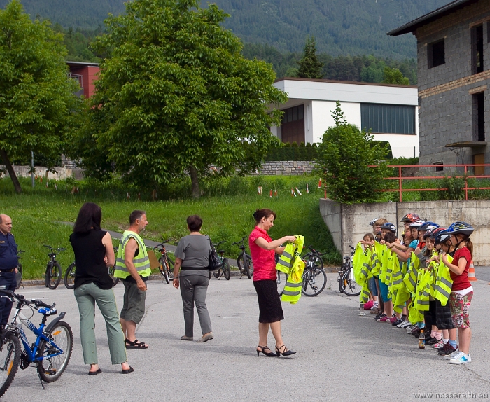 20100610094011.jpg - Alle Kinder halten jetzt ihren Fahrradführerschein in Händen!