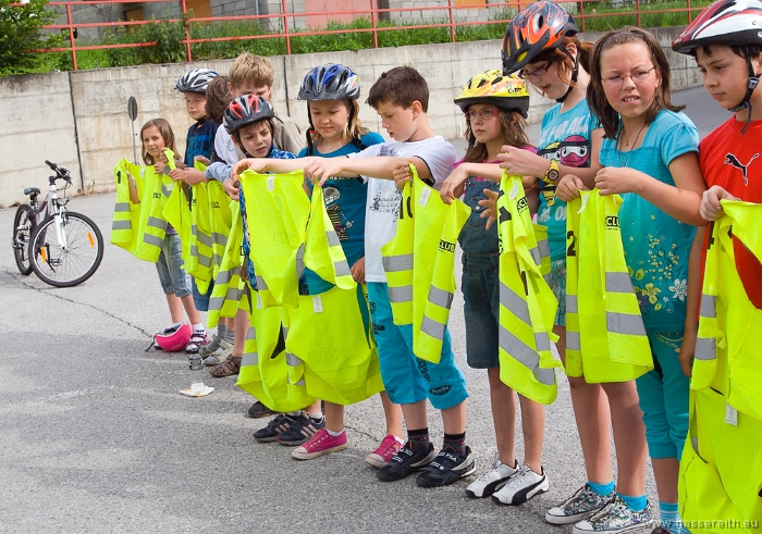 20100610094021.jpg - Alle Kinder halten jetzt ihren Fahrradführerschein in Händen!