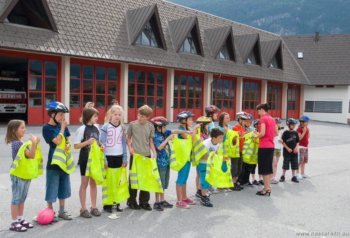 20100610094039.jpg - Alle Kinder halten jetzt ihren Fahrradführerschein in Händen!