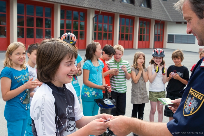 20100610094735.jpg - Alle Kinder halten jetzt ihren Fahrradführerschein in Händen!