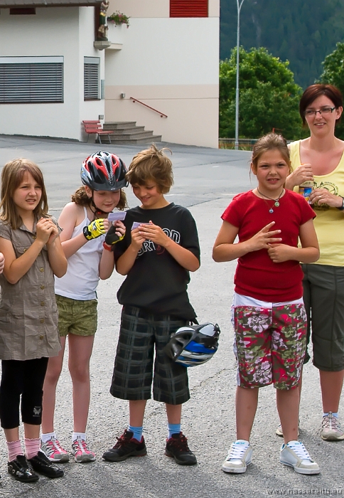 20100610094812.jpg - Alle Kinder halten jetzt ihren Fahrradführerschein in Händen!